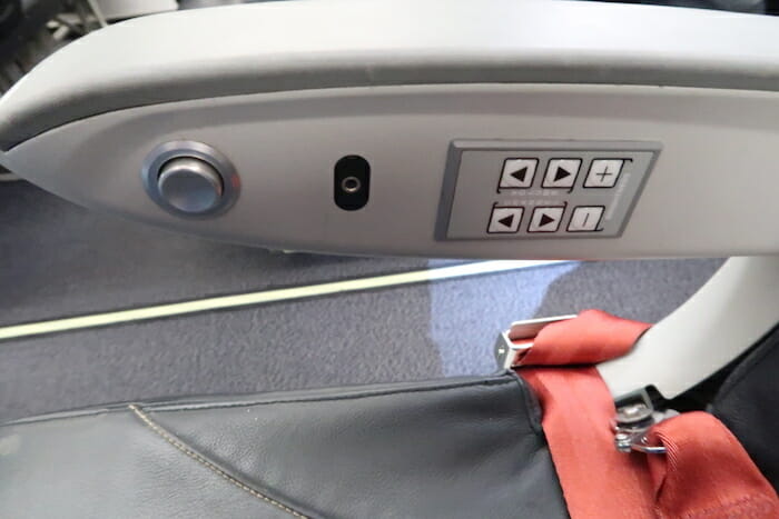 a seat belt with buttons and buttons