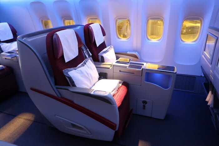 Review: Qatar Airways 777-300ER Business Class Overnight Flight (ICN-DOH)