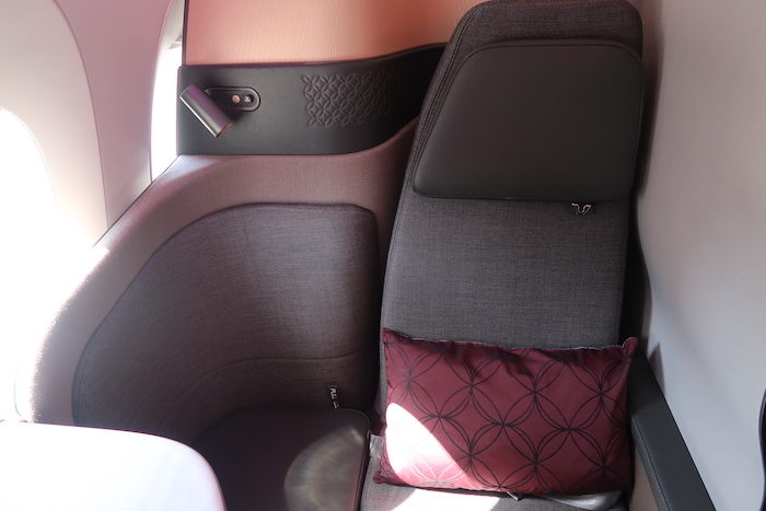 Qatar Airways Qsuites A350-1000 (Widow Seat)