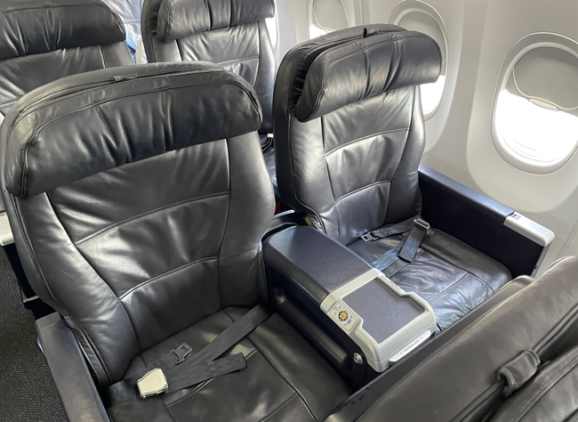 Quick Look: United Airlines 737-900 First Class (SFO-LAX)