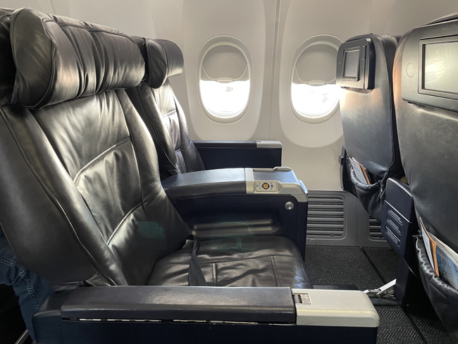 Quick Look United Airlines 737 900 First Class SFO LAX