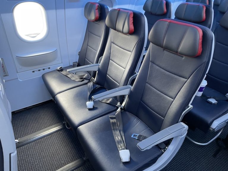 American Airlines A321neo Economy Class review (Flying to Hawaii)