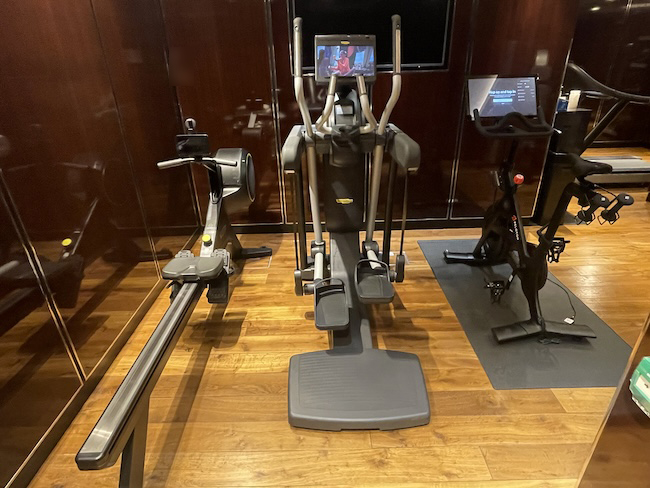 a exercise machines in a room