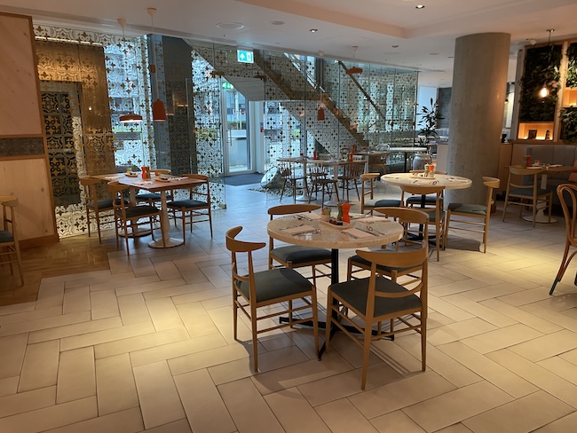 Lincoln Plaza Hotel London restaurant.