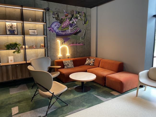 Hyatt Place Kraków lobby lounge.