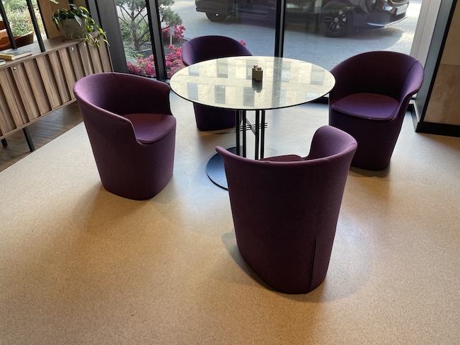 Hyatt Place Kraków lobby lounge.