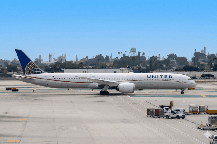 A United Airlines 787-9 Dreamliner