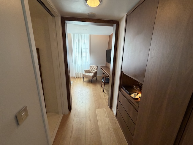 London EDITION Deluxe King Room