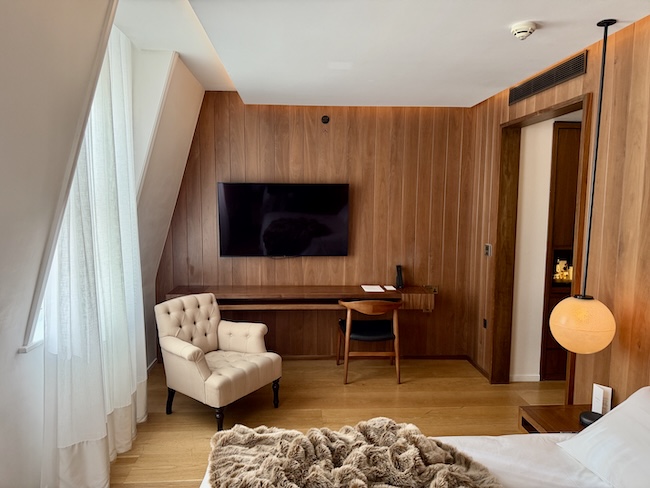 London EDITION Deluxe King Room
