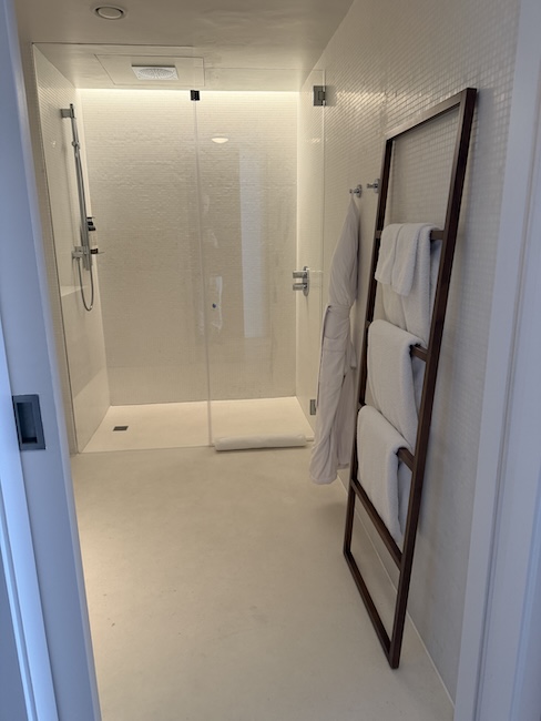 London EDITION Deluxe King Room Bathroom.