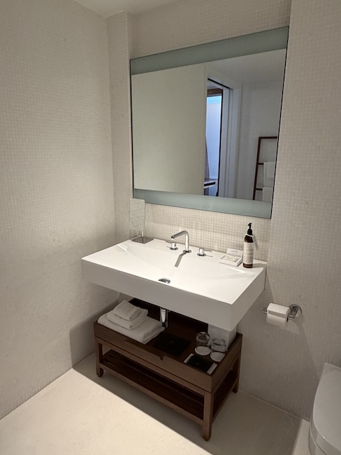 London EDITION Deluxe King Room Bathroom.