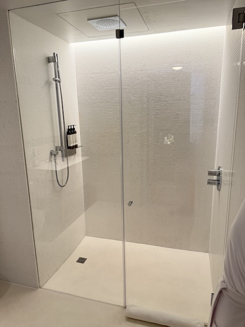 London EDITION Deluxe King Room Bathroom.