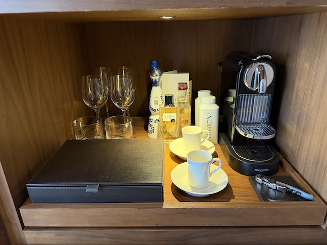 London EDITION Deluxe King Room