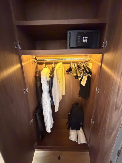 London EDITION Deluxe King Room