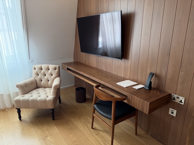 London EDITION Deluxe King Room