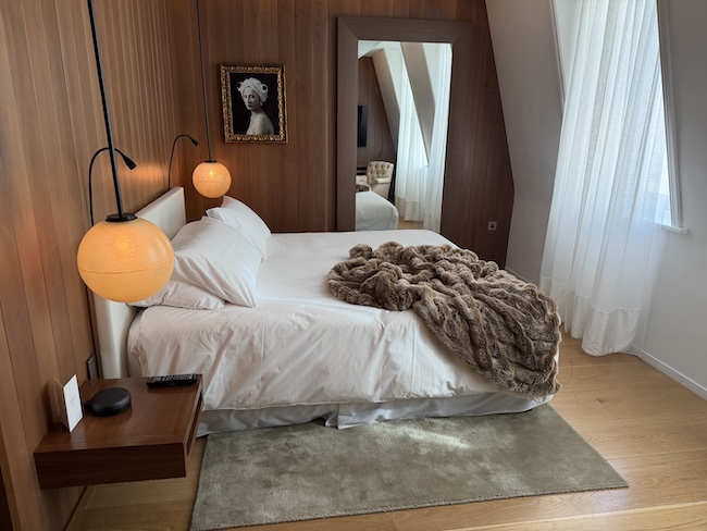 London EDITION Deluxe King Room