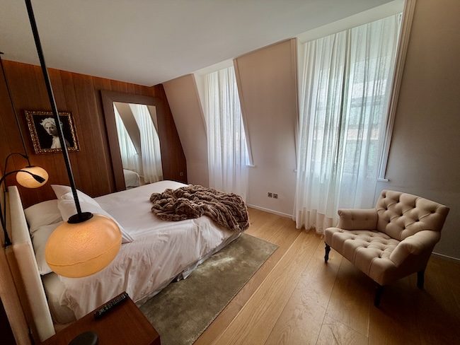 London EDITION Deluxe King Room