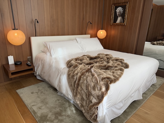 London EDITION Deluxe King Room