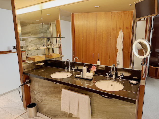 Grand Hyatt Berlin Junior Suite bathroom.