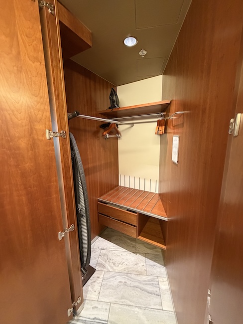 Grand Hyatt Berlin Junior Suite bathroom.