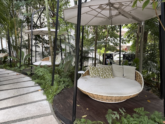 Grand Hyatt Singapore main pool and pool area.