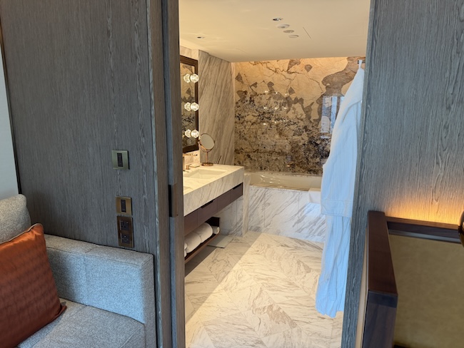 Grand Hyatt Singapore King bed Deluxe room.
