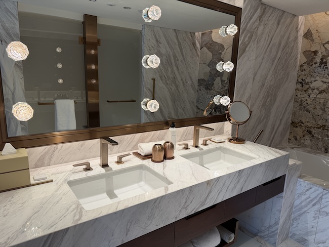 Grand Hyatt Singapore King bed Deluxe room.