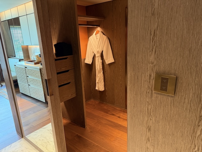Grand Hyatt Singapore King bed Deluxe room.