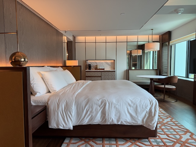 Grand Hyatt Singapore King bed Deluxe room.
