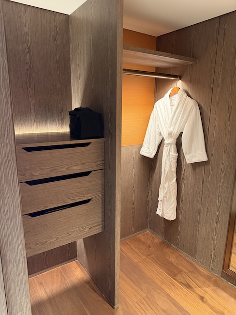 Grand Hyatt Singapore King bed Deluxe room.
