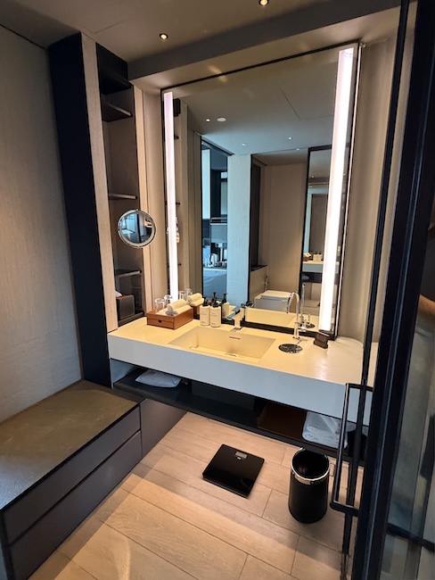 InterContinental Singapore Robertson Quay King Classic room bathroom.