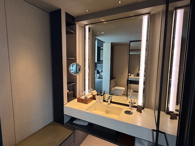 InterContinental Singapore Robertson Quay King Classic room bathroom.