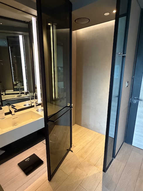 InterContinental Singapore Robertson Quay King Classic room bathroom.