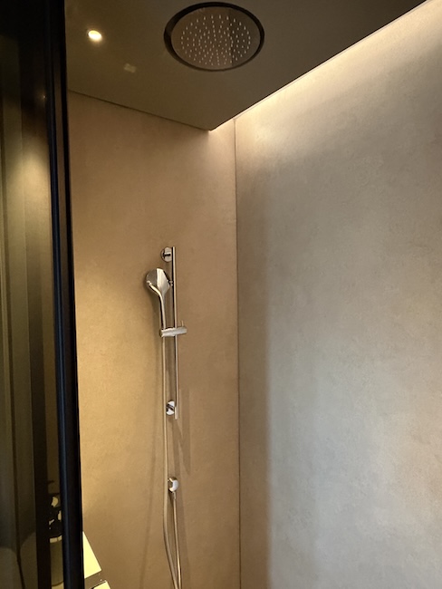 InterContinental Singapore Robertson Quay King Classic room bathroom.