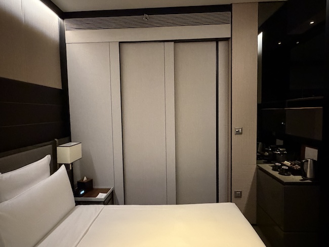 InterContinental Singapore Robertson Quay King Classic room sleeping area.